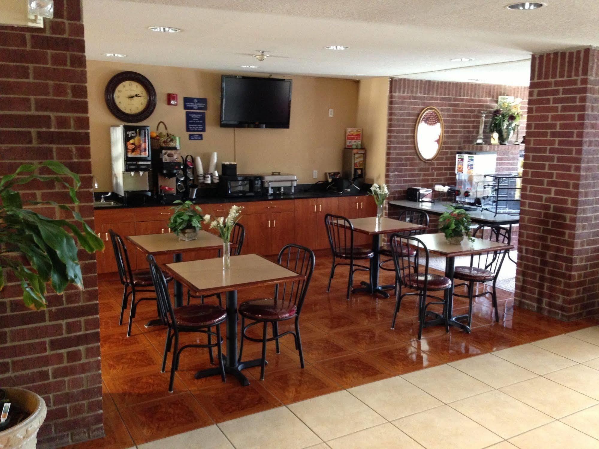 Hotel Super 8 By Wyndham Downtown Ne 2*