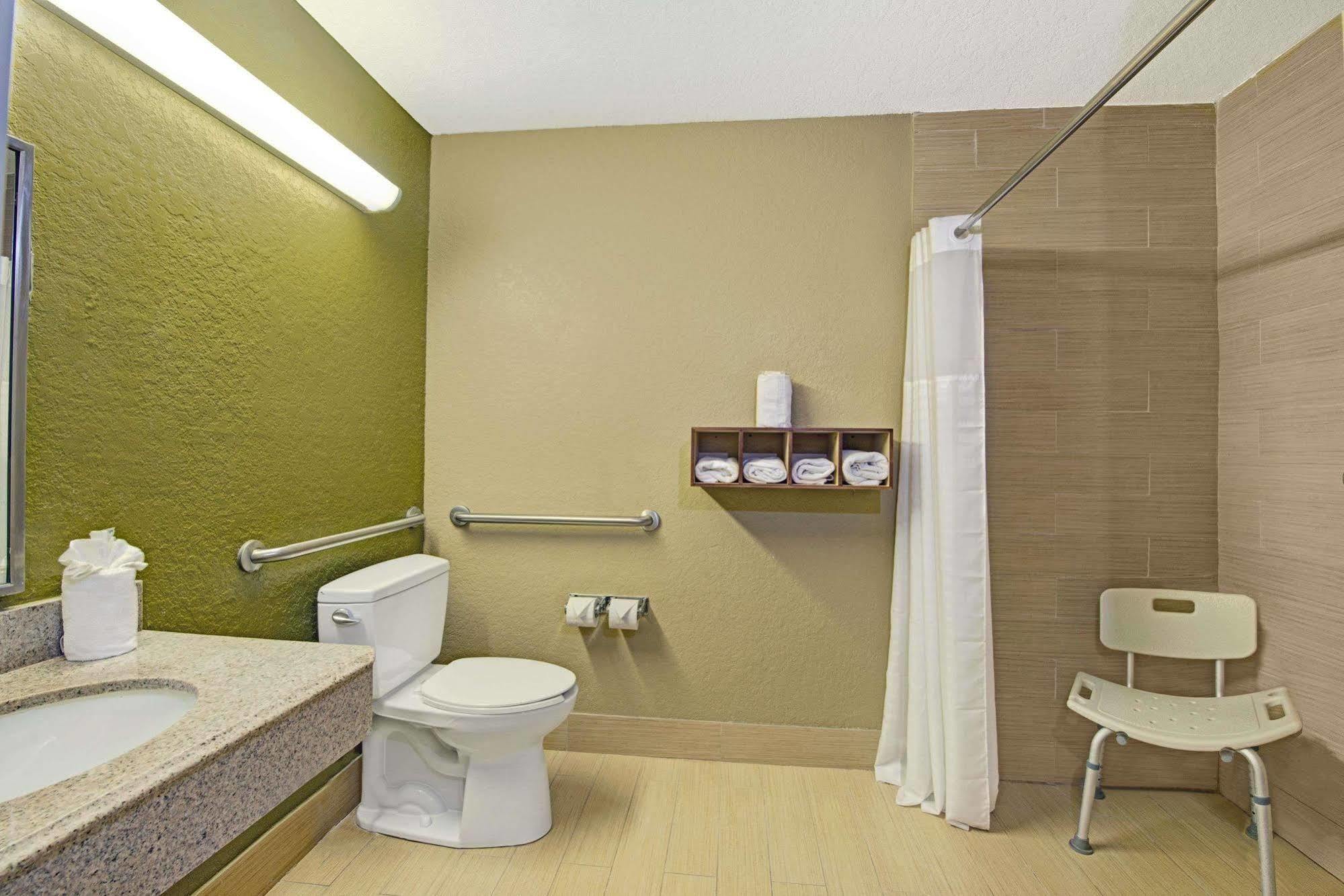 Super 8 By Wyndham Downtown Ne 2*
